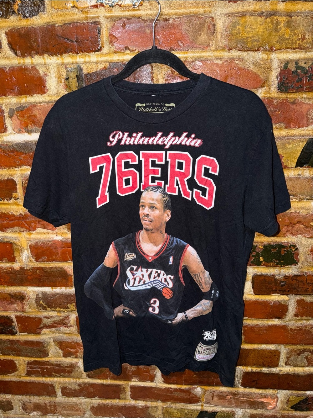 ALLEN IVERSON Mitchell & Ness Philadelphia 76ers Tee, Medium